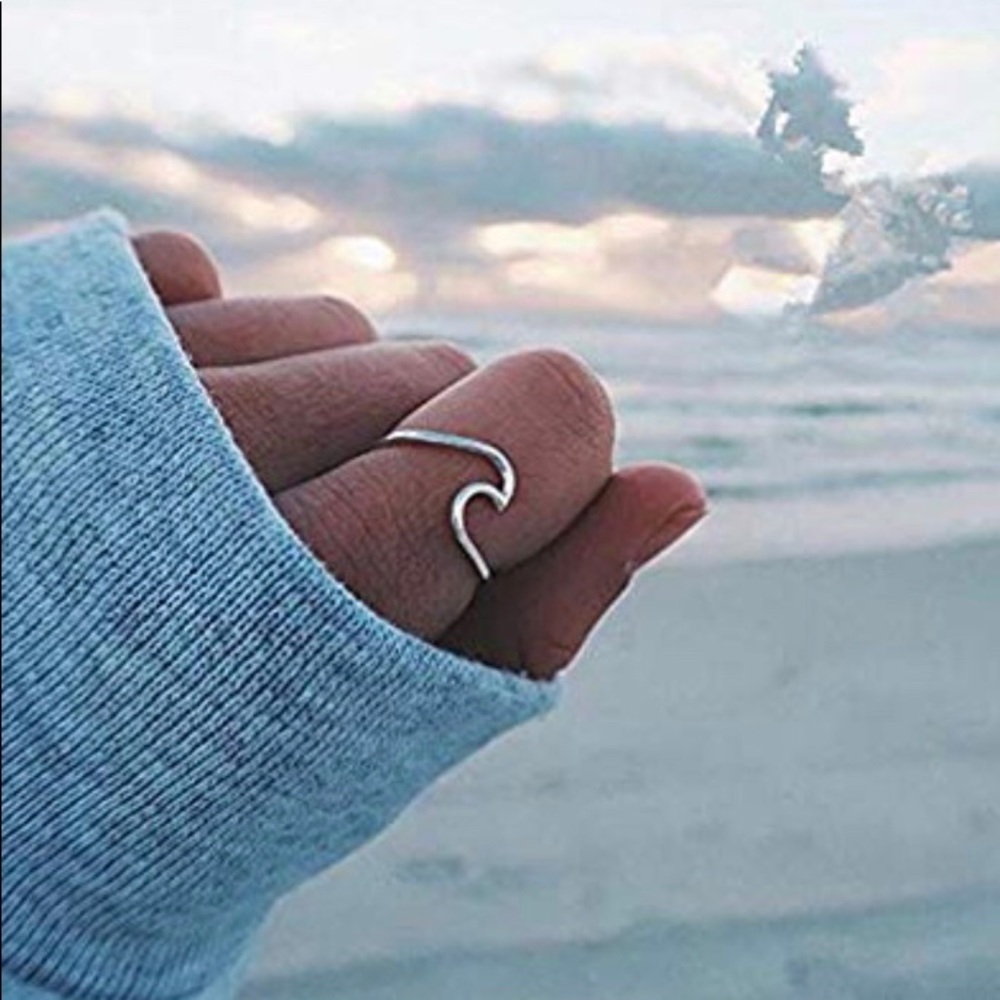 Super cute sterling silver wave ring size 7